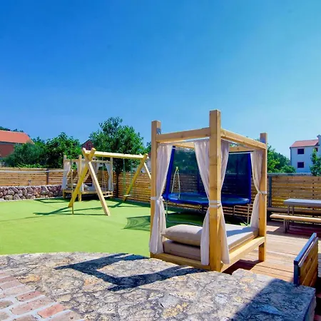 別荘 Family Friendly House With A Swimming Pool Maslenica, Novigrad - 13770 マスレニツァ