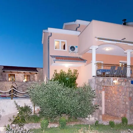 Vakantiehuis Family Friendly House With A Swimming Pool Maslenica, Novigrad - 13770 *