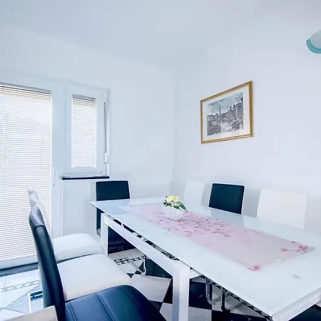 Casa de Férias Family Friendly House With A Swimming Pool Maslenica, Novigrad - 13770